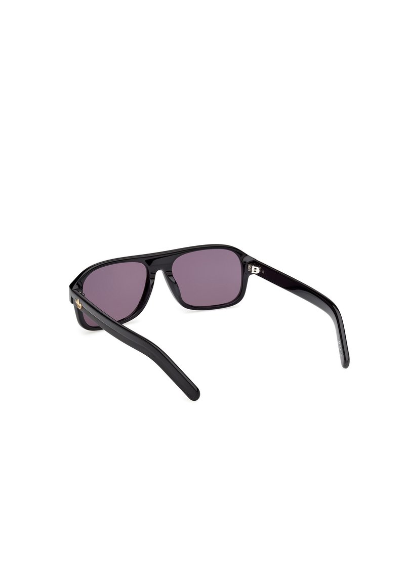 Schwarze Kunststoffsonnenbrille mit dunkelvioletten Gläsern, rechteckiger Form und schlanken schwarzen Rahmen. Verfügt über dezente Hardwareakzente an der Seite.