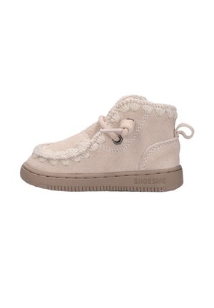 Beige suède kinderschoen met dikke zool, gestikte rand, veterlus aan de zijkant en treklip bij de hiel, met het merk "SHOESME" op de zool.