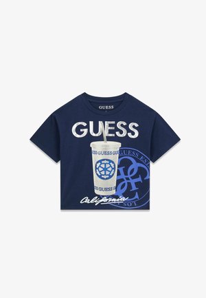 Camiseta corta azul marino con el texto "GUESS", una taza con una pajilla y un logo circular con la palabra "California" debajo.