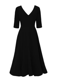 Czarna sukienka z krótkimi rękawami i dekoltem w szpic. Rozkloszowany krój, do kolan, wykonana z gładkiego materiału bez widocznych wzorów czy akcentów.