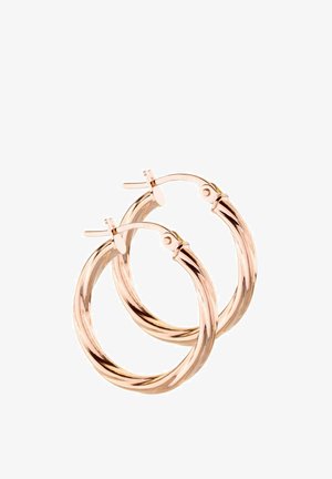 Dos pendientes de aro torcido en metal de oro rosa con acabado pulido y cierre seguro. Diámetro aproximadamente 3 pulgadas.