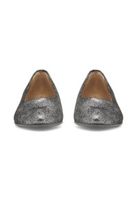 Hallid metallik tasased kingad omavad siledat, läikivat tekstuuri, teravat varbamudelit ja madalat lõiget külgedel, mis võimaldab neid hõlpsasti jalga tõmmata.