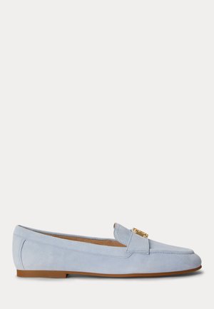 Jasnoniebieska zamszowa mokasyna na płaskiej podeszwie z złotym detalem klamry i brązową podeszwą, widok z boku na białym tle.