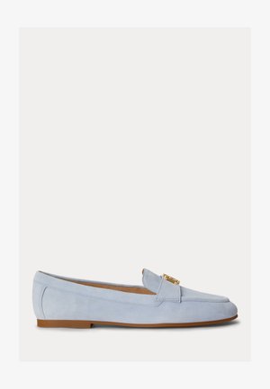 Jasnoniebieska zamszowa mokasyna na płaskiej podeszwie z złotym detalem klamry i brązową podeszwą, widok z boku na białym tle.