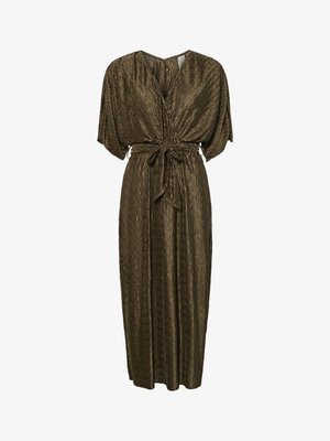 Braunes, plissiertes Maxikleid mit V-Ausschnitt, weiten Ärmeln und einem gebundenen Gürtel in der Taille. Glatte Textur mit einem dezenten Glanz.