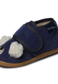 Námořnické modré plstěné pantofle s plyšovými bílými bambulkami, vyšitým obličejem a suchým zipem. Gumová podrážka pro trakci a odolnost.
