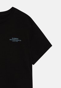 Černé bavlněné tričko s krátkým rukávem, kulatým výstřihem a modrým potiskem na hrudi s textem "ELEMENT SKATEBOARD CO. WORLD WIDE".