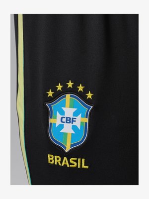 Embleem van het Braziliaanse voetbalteam met vijf gele sterren erboven en de tekst "BRASIL" eronder op zwarte stof met gele en groene strepen.