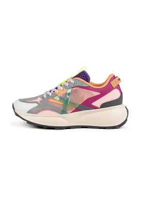 Zapatilla deportiva multicolor con lengüeta de malla púrpura, paneles laterales transparentes, forro melocotón, cordones blancos y púrpuras, y suela blanca gruesa.