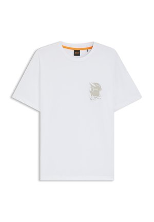 Hvid bomulds t-shirt med et tekstureret logo-patch i grønt på venstre bryst. Rund halsudskæring og korte ærmer.