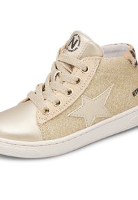 Błyszczące złote sneakersy typu high-top z metalicznym przodem, teksturowanymi panelami bocznymi, akcentem w kształcie gwiazdy oraz beżowymi sznurówkami ze złotymi oczkami.