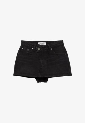 Minigonna in denim nero con tasche frontali, passanti per cintura e chiusura con bottoni, con etichetta Pull&Bear sulla fascia interna della vita.