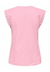 Helles pinkes Baumwoll-T-Shirt mit gewelltem Spitzenbesatz an den Schulternähten, Rundhalsausschnitt und lockerer Passform, ohne sichtbare Muster oder Grafiken.