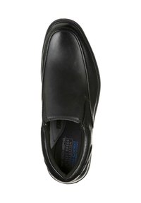 Zapato negro de cuero sin cordones con punta redondeada, textura suave, acolchado interior y etiqueta azul "Air Cooled" en el interior. Suela delgada.