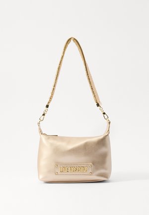 Beżowa skórzana torba na ramię z złotym łańcuszkiem i złotą tabliczką z logo "LOVE MOSCHINO" z przodu.