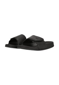 Ett par svarta öppna sandaler med justerbara breda Velcro-remmar och strukturerade fotsulor, visade mot en vit bakgrund.