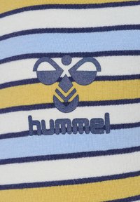 Gestreiftes T-Shirt in Gelb, Marineblau, Weiß und Hellblau. Verfügt über ein Bienenlogo und „hummel“ in marineblauer Stickerei. Baumwollmischgewebe.