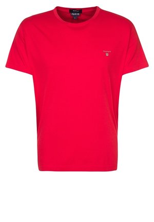 Camiseta de algodón roja con cuello redondo, mangas cortas y un pequeño logo bordado en el pecho. Textura suave, corte regular.