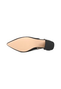 Scarpa nera con tacco alto, punta affilata, tomaia liscia e tacco texturizzato. La suola è beige con leggere righe per una maggiore aderenza.