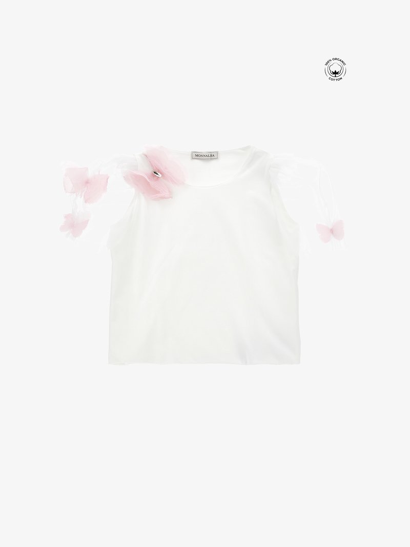 Balta organinė medvilnė marškinėliai su permatomomis rožinėmis tiulio pūstomis rankovėmis, papuoštomis gėlių akcentais ir mažais metaliniais detalėmis ant peties.