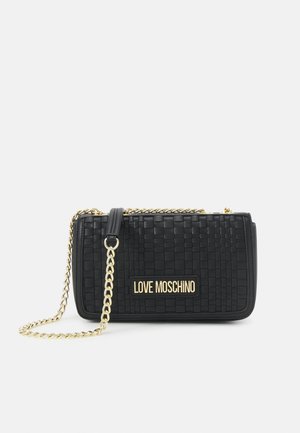 Sac bandoulière noir tissé texturé avec une bandoulière chaîne dorée et une plaque logo "LOVE MOSCHINO" sur le devant.