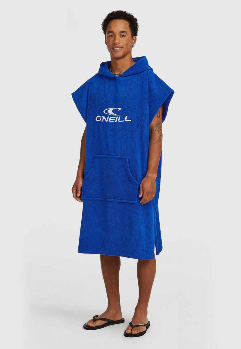 Μπλε κουκούλα πόντσο πετσέτα από ύφασμα terrycloth με μπροστινή τσέπη και λευκό λογότυπο. Διαθέτει κοντά μανίκια και άνετη εφαρμογή.