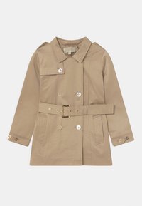 Beige trenčkot vyrobený z hladké tkaniny, s dvouřadým zapínáním, dvěma velkými kapsami, páskem v oblasti pasu a zlatými kovovými doplňky.