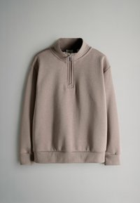 Světle hnědá mikina s vysokým límcem, půlzipovým zapínáním, žebrovanými manžetami a lemem, vyrobená z měkké texturované tkaniny. Jednoduchý design, bez vzorů.