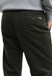 GANT REGULAR - Stoffhose - dark sage
