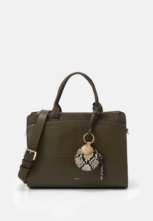 Oliven grøn tekstureret håndtaske med top-hanke, justerbar skulderrem og vedhæftet rundt nøglevedhæng med slangeskindsmønster.