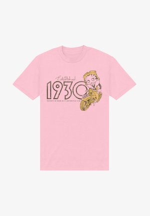 Roze t-shirt met korte mouwen, met een cartoonfiguur op een motorfiets, voorzien van de tekst "Opgericht 1930" en "Eigendom van Biker Betty Motorcycle Club".