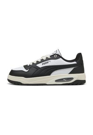 Sort og hvid Puma-sneaker med cremefarvet sål, snørebånd foran, sidelogo og synlig luftpolstring i mellemsålen på en ensfarvet baggrund.