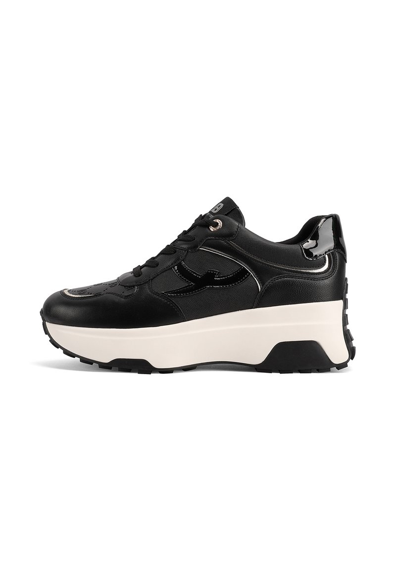 Scarpe sportive nere con una suola bianca spessa, realizzate con una parte superiore in pelle e materiali sintetici, dettagli lucidi e motivi testurizzati a contrasto.