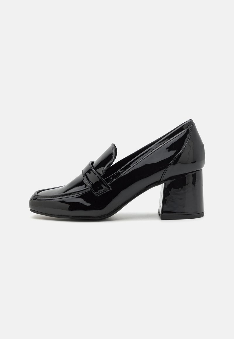Mocassins à talons en cuir verni noir avec un bout arrondi, dotés d'une sangle à l'avant et d'un talon carré. Fini lisse avec un léger éclat.
