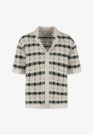 Koszula na guziki z krótkim rękawem, wykonana z dzianiny o otwartym splocie w kolorach beżowym, czarnym i zielonym, z kołnierzem i teksturowaną tkaniną dzianinową.