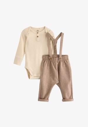 Krémový bodysuit s dlouhým rukávem a zapínáním na knoflíky, spárovaný se světle hnědými měkkými pletenými kalhotami se šlemi a dřevěnými knoflíky.