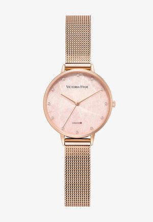 Zegarek z różowego złota z siateczkową bransoletą, różowym marmurowym cyferblatem, kryształowymi znacznikami godzin i trzema smukłymi wskazówkami wskazującymi godzinę 10:10:36.