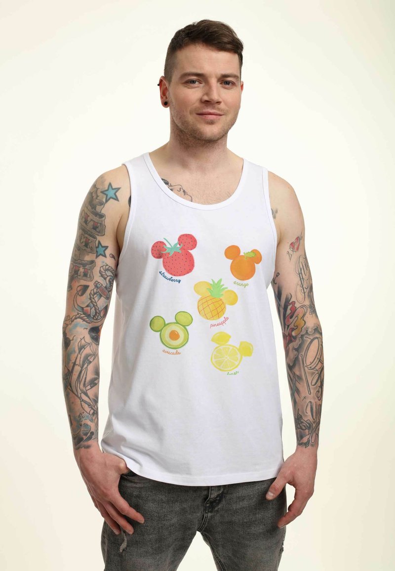Weißes Baumwoll-Unterhemd mit bunten Obst designs, die Mickey Mouse ähneln, darunter Erdbeere, Orange, Ananas, Avocado und Zitrone.