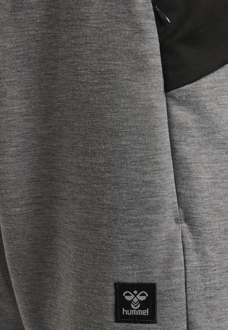 Herren Chinos | Hummel HMLTROPPER Jogginghose grey melange/grau-meliert - EA46323 Herren Chinos | Hummel HMLTROPPER Jogginghose grey melange/grau-meliert - EA46323
