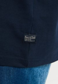 Petrol Industries BACK PRINT OCEANFRONTVIEW - Tricou cu imprimeu - navy blue