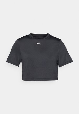 Schwarzes, kurzes sportliches T-Shirt aus glattem, leichtem Stoff. Verfügt über kurze Ärmel und einen runden Halsausschnitt mit einem weißen Logo, das auf der Brust gedruckt ist.