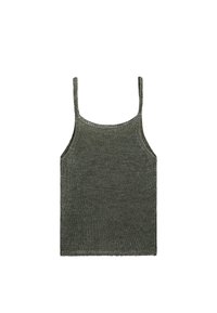Débardeur en tricot vert olive avec des fines bretelles, présentant une texture douce et un design simple et sans embellissement.