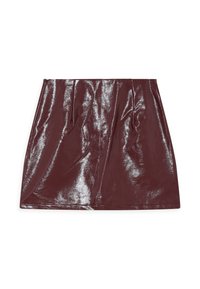 Gonna mini bordeaux realizzata in tessuto lucido, con una superficie liscia e riflettente, lieve crepe e una vita elasticizzata.