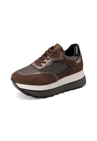 Sneaker marrone e grigio con suola spessa bianca e scura, lacci marroni, texture in suede e tessuto, e linguetta del tallone nera lucida.