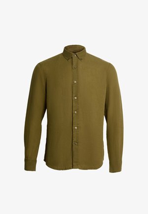 Długorękawowa koszula w kolorze oliwkowej zieleni z guzikiem do zapinania i kołnierzykiem na guziki oraz standardowymi mankietami, prezentowana na jednolitym białym tle.