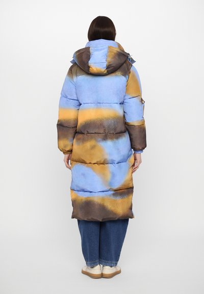 Puffermantel in einem Farbschema aus Blau, Braun und Gelb. Mit Kapuze, elastischen Bündchen und Seitentaschen, sowie einer weichen, strukturierten Oberfläche.