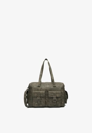 Große olivgrüne Reisetasche mit zwei vorderen Taschen mit Schnallen, zwei Tragegriffen und verstellbarem Schulterriemen.