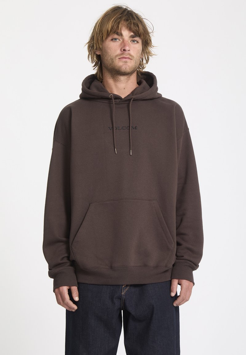 Sweatshirt à capuche marron avec une poche avant, arborant un petit logo noir "VOLCOM" sur la poitrine, fabriqué dans un tissu doux et texturé.