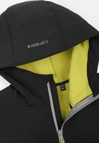 Schwarze Kapuzenjacke mit einem gelben Fleece-Futter, ausgestattet mit einem Reißverschluss und einem Innenschild, das die Größeninformation anzeigt.