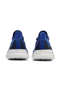 Μπλε αθλητικά παπούτσια με πλέγμα στην επάνω πλευρά, ευέλικτη σόλα και μαξιλαρωμένο πίσω τμήμα. Λευκή ενδιάμεση σόλα με λεπτομέρειες στα σημεία.